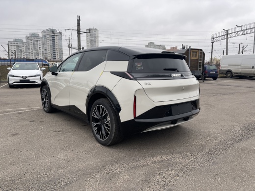 Zeekr X комплектация YOU (4 места) Бежевый на белом салоне