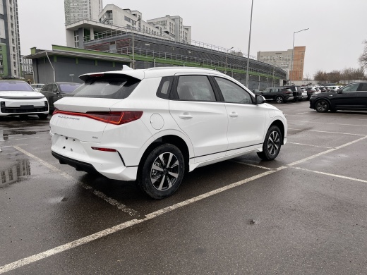 BYD e2 2024 максимальная комплектация Белая на черном