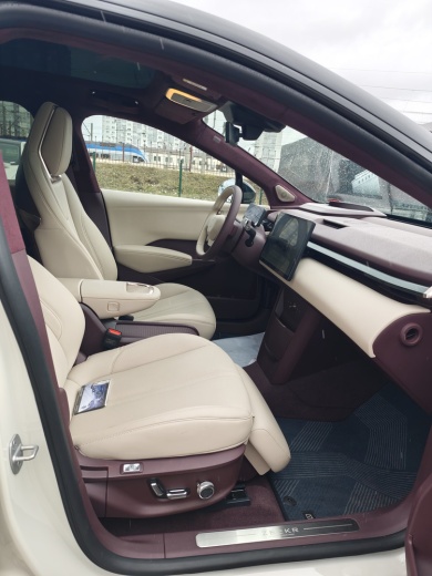 Zeekr X комплектация YOU (4 места) Бежевый на бордово-белом салоне