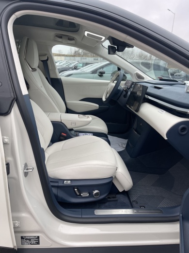 Zeekr X комплектация YOU (4 места) Бежевый на белом салоне