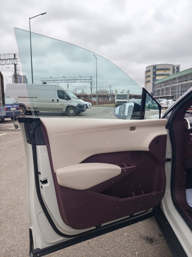 Zeekr X комплектация YOU (4 места) Бежевый на бордово-белом салоне