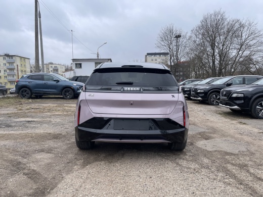 Zeekr X комплектация YOU (4 места) Розовый на бордовом салоне