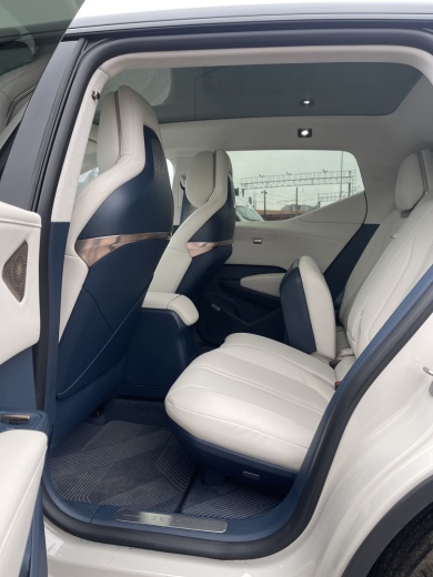 Zeekr X комплектация YOU (4 места) Бежевый на белом салоне