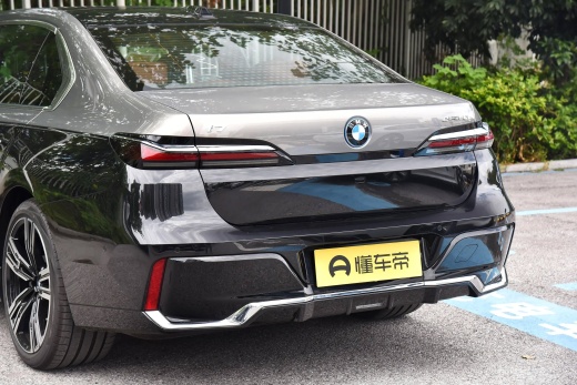 BMW i7