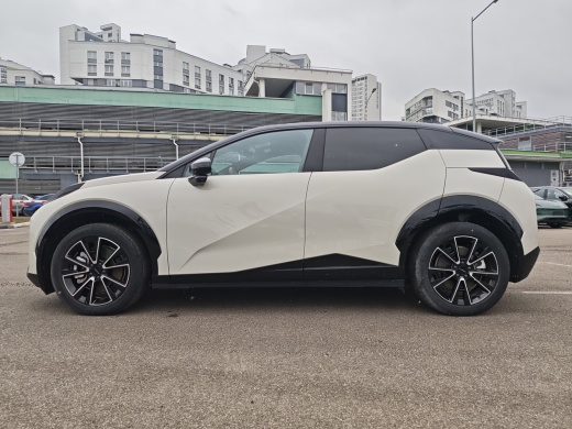 Zeekr X комплектация YOU (4 места) Бежевый на бордово-белом салоне