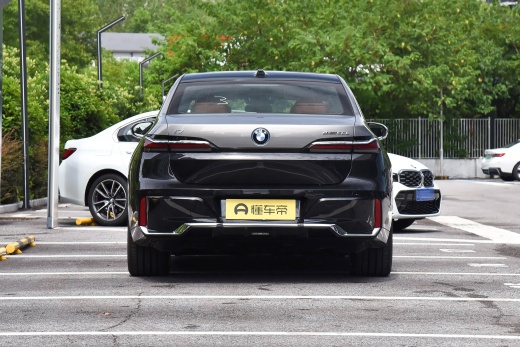 BMW i7