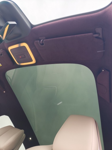 Zeekr X комплектация YOU (4 места) Бежевый на бордово-белом салоне