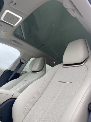 Zeekr X комплектация YOU (4 места) Бежевый на белом салоне