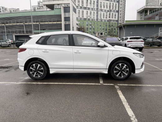 BYD e2 2024 максимальная комплектация Белая на черном